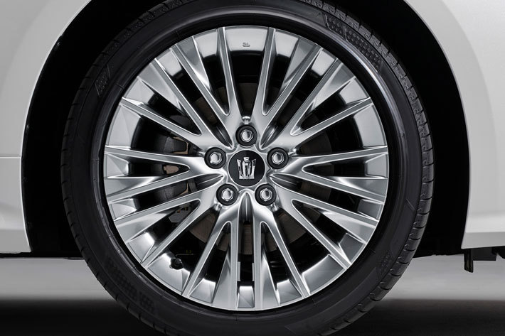 トヨタ クラウンに上質感を高めた特別仕様車を設定