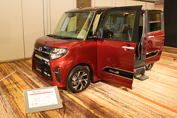 ダイハツ 新型タントカスタム RS