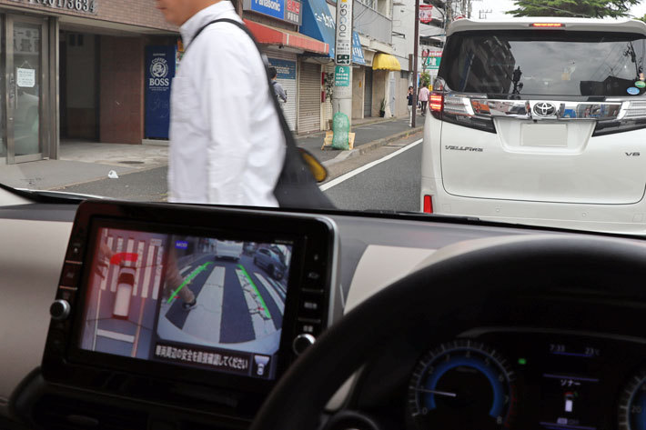 【三菱 新型eKワゴン(ノンターボ) 燃費レポート】試乗ルート3「市街地・街乗り」にて。渋滞でやむを得ず交差点内に停車した際、マルチアラウンドモニターの移動物検知機能が目の前を通過した歩行者の通行を検知した。