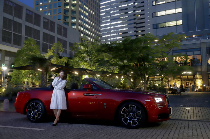 Rolls-Royce Dawn Black Badge (ロールス・ロイス ドーン ブラックバッジ)[Photo：小林 岳夫／Model：吉田 由美]