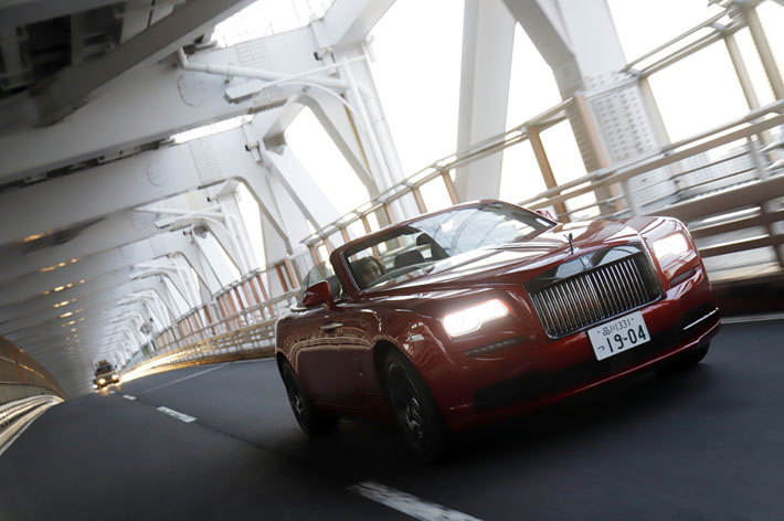 Rolls-Royce Dawn Black Badge (ロールス・ロイス ドーン ブラックバッジ)[Photo：小林 岳夫]