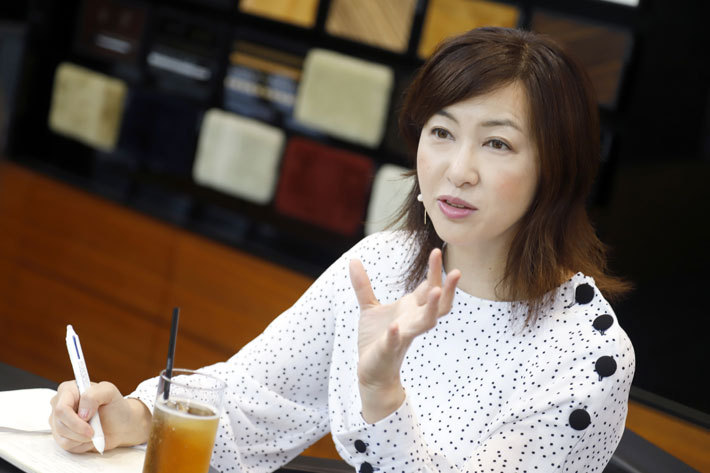 ロールス・ロイス広報 ローズマリー・ミッシェルさんインタビュー【聞き手：吉田 由美(カーライフエッセイスト)／撮影：小林 岳夫／撮影協力：ロールス・ロイス・モーター・カーズ東京(東京都港区)】