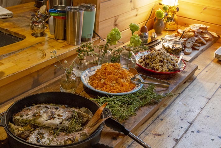 赤木商店さんによる美味なケータリングに舌鼓。翌朝もVWマークのパンケーキなど充実!