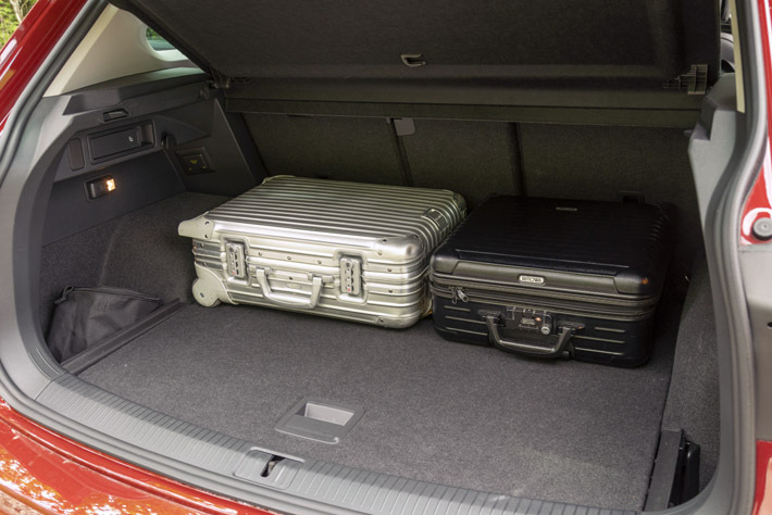 乗員2名でコテージ1泊という内容だったので、ラゲッジはスカスカ。容量は通常時で615リッター、シートバックを畳むと1655リッターまで拡大</b>