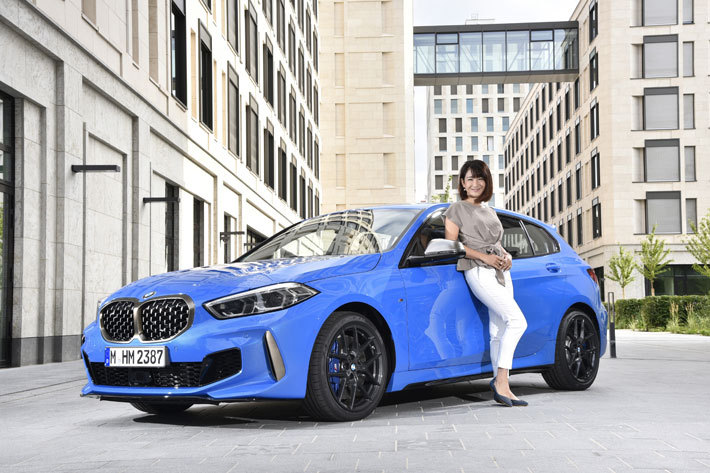 BMW 新型1シリーズ「M135i xDrive」とレポーターのモータージャーナリスト、今井優杏さん