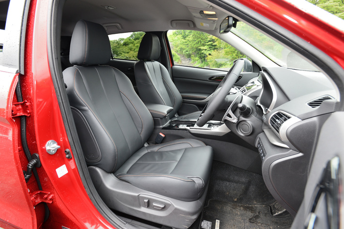 頭上にも余裕があり、開放感ある車内