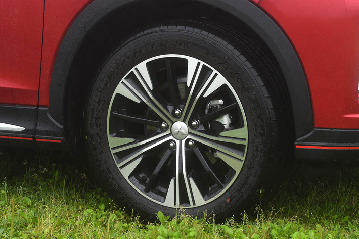 一部グレードを除いて18インチを装着