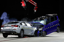 N-BOXとインサイトを用いたラップ率50％のオフセット衝突実験。速度はどちらも時速50km/h。相対速度は100km/hとなる。