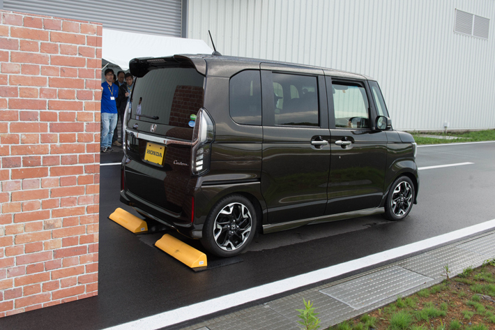 後方誤発進抑制機能