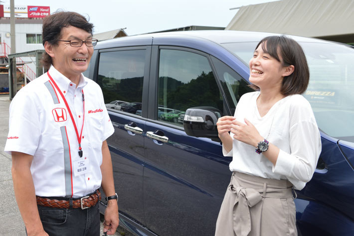 Modulo X開発統括の福田さんにお話を聞く伊藤 梓レポーター【Modulo 体感試乗会 in 富山・おわらサーキット／2019年7月20日(土)】