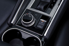 三菱 新型「パジェロスポーツ」を世界初披露