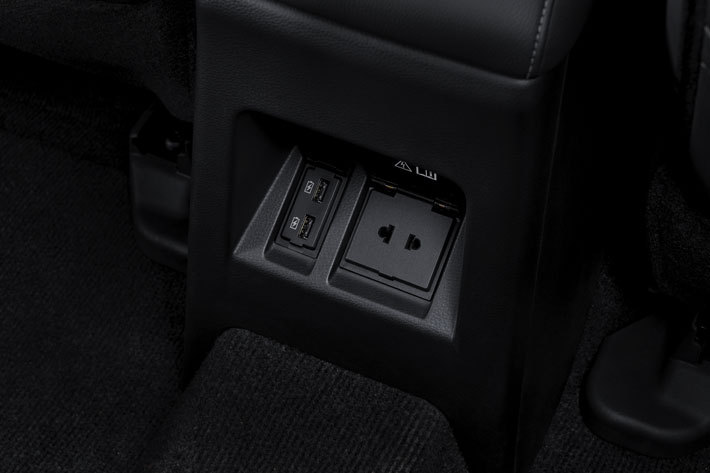 三菱 新型「パジェロスポーツ」を世界初披露