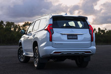 三菱 新型「パジェロスポーツ」を世界初披露