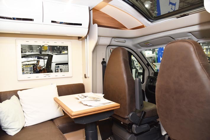 テーブルにサンルーフなど、まるで家のリビングのような室内に仕上がっている