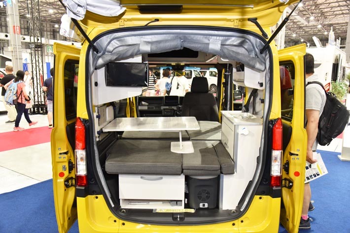 コンパクトに必要なものだけをレイアウトしたキャビン