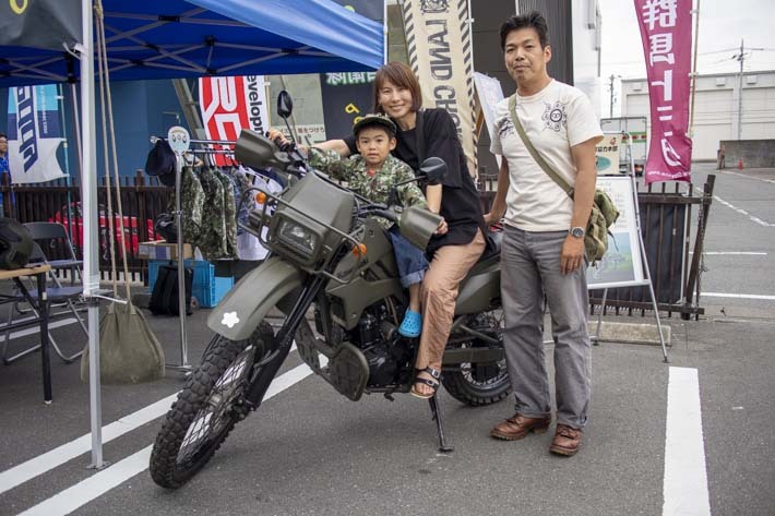 迷彩服を身に着けて、自衛隊のバイクにまたがってポーズ！