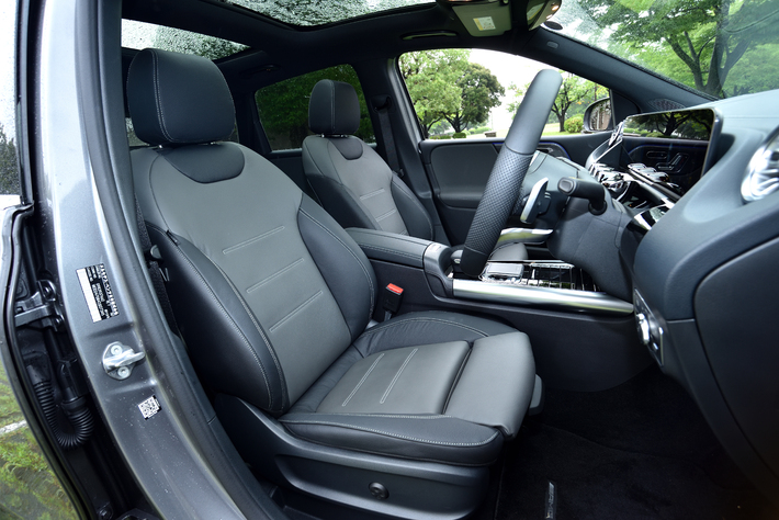 足もとが大幅に広くなった。身体が安定するように膝裏をカバーするシートクッションまで備わる