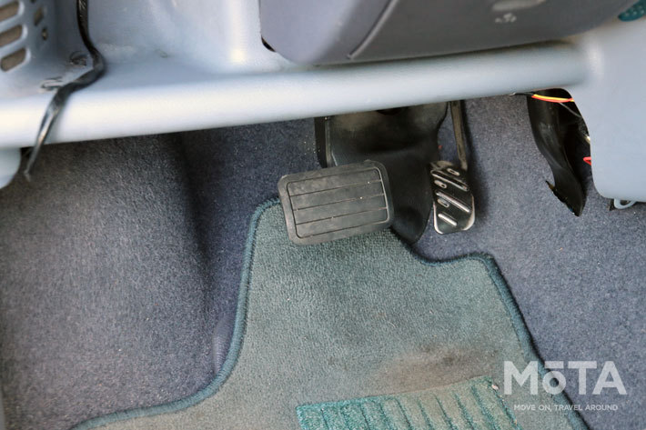 ご覧の通り“イージー”は2ペダル、タイヤハウスの侵食具合にも注目。MTモデルだと、ここに所狭しと3ペダルが並ぶことになる。