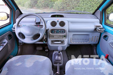 至ってシンプルなトゥインゴの運転席回り。デジタルのセンターメーターが備わっていて、思えばけっこう先進的でした／ルノー トゥインゴ イージー キャンバストップ[1996年式]
