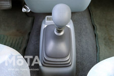 見た目はただの5速MTと変わるところはないイージーのシフト／ルノー トゥインゴ イージー キャンバストップ[1996年式]