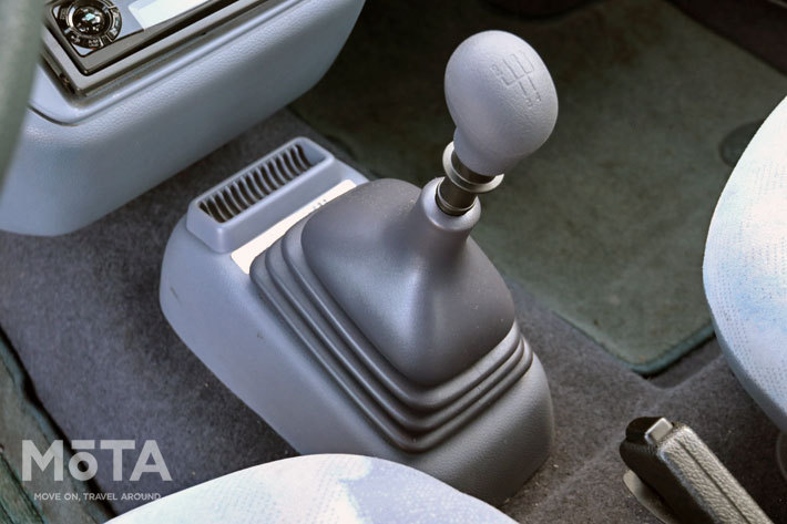 シフトブーツからノブまで一式ごそっとassy交換したので、ここだけ妙に真新しいのだ