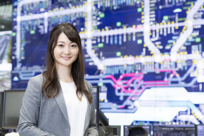 NEXCO東日本の渋滞予報士、小宮 奈保子さん。渋滞予報士としては6代目で、同社では初の女性渋滞予報士でもある。