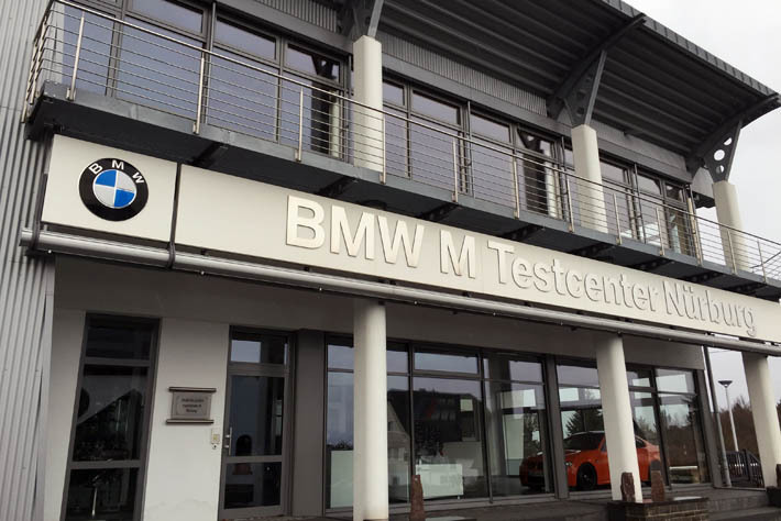 ニュルブルクリンクのある村にはBMWを始め各自動車メーカーやタイヤメーカーがテストセンターを構えている