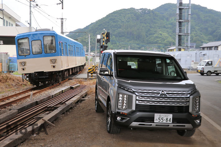 新塗装化されたばかりの上信電鉄 1000形 クハ1301と250形 デハ252 2両編成とデリカD:5が並ぶ