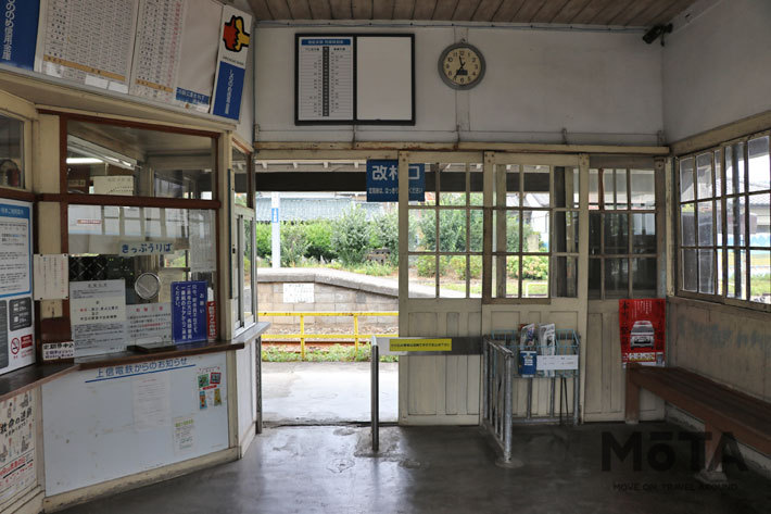 昔懐かしい風情の駅構内