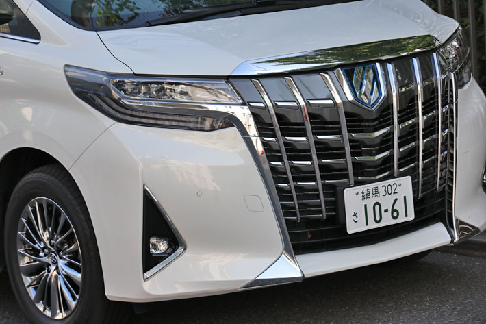 ベースグレードより400万円も高いトヨタ アルファードの エグゼクティブラウンジ は超豪華な2列目シートが最大の特徴 だが3列目へのアクセスは不便な仕様だった 話題を先取り 新型車解説21 Mota