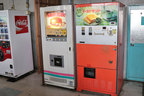太平洋工業製のトーストサンド自販機(右)とホシザキ製ハンバーガー自販機(左)／“群馬の聖地”「ドライブイン七輿（ななこし）」[群馬県藤岡市]