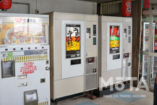 富士電機製のめん類自販機、しかも「うどん・そば」機と「ラーメン」機が並ぶ！／“群馬の聖地”「ドライブイン七輿（ななこし）」[群馬県藤岡市]