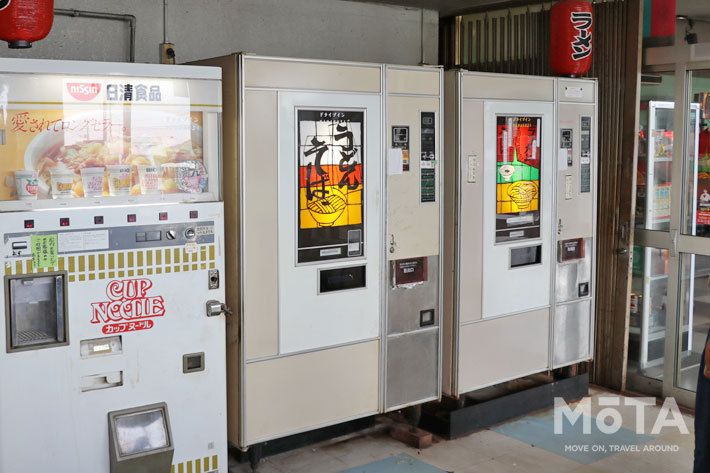 富士電機製のめん類自販機、しかも「うどん・そば」機と「ラーメン」機が並ぶ！／“群馬の聖地”「ドライブイン七輿（ななこし）」[群馬県藤岡市]