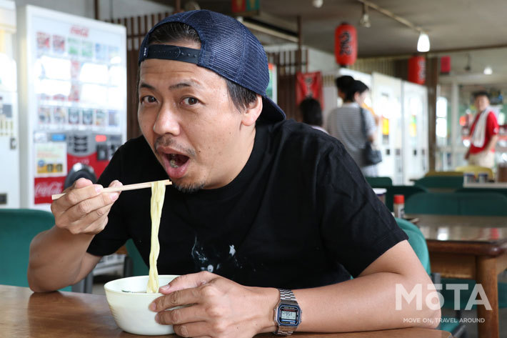 「チャーシュー麺」を試食中の遠藤イヅル氏／“群馬の聖地”「ドライブイン七輿（ななこし）」[群馬県藤岡市]