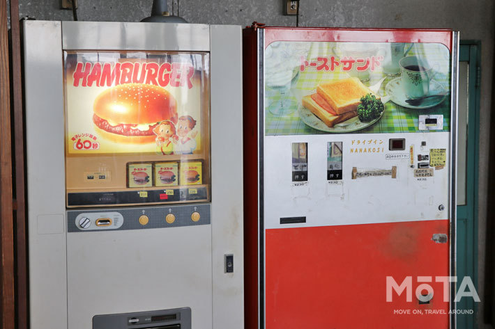 太平洋工業製のトーストサンド自販機(右)とホシザキ製ハンバーガー自販機(左)／“群馬の聖地”「ドライブイン七輿（ななこし）」[群馬県藤岡市]