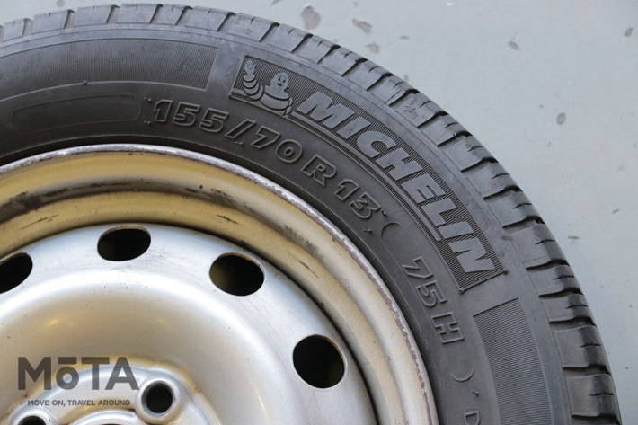 サイズは155/70R13で、純正の145/70R13よりほんの一回り大きい