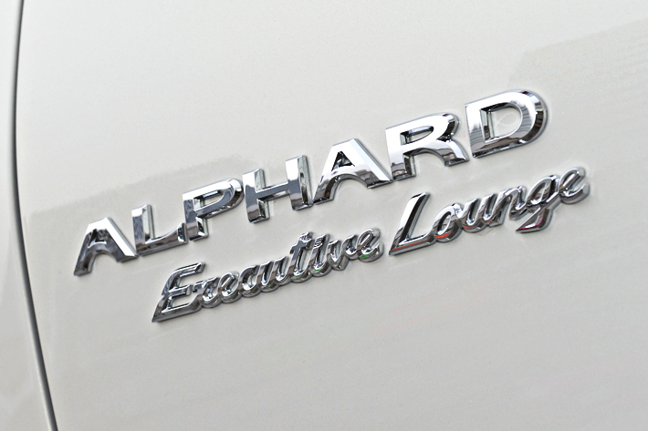 トヨタ アルファード ハイブリッド エグゼクティブ ラウンジ[E-Four(4WD)／7人乗り]