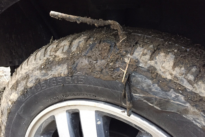 タイヤの側面を破損してしまった場合はパンク修理キットでは対応できず、JAFなどのロードサービスを呼ぶ必要があるのだ