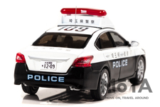 日産 ティアナの警察車両がミニカーに｜覆面パトカーは一部で採用されている赤灯を2個載せる仕様を再現