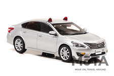 日産 ティアナの警察車両がミニカーに｜覆面パトカーは一部で採用されている赤灯を2個載せる仕様を再現