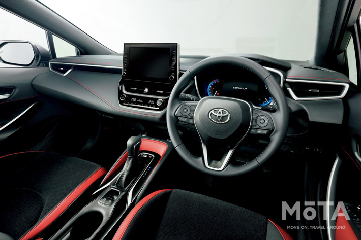 新型カローラスポーツ HYBRID G“Z” (内装色：センシャルレッド)