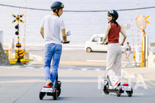 公道を走れる電動キックボード Free Mileを発売　 ～原付扱いでナンバーを取得し、保険も入れる～