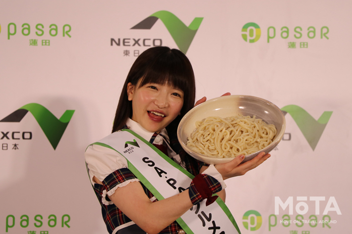 <b>もえあずが埼玉名物の「肉汁うどん」に大興奮！</b>