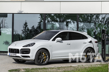 新型カイエンターボSEハイブリッド、新型カイエンターボSEハイブリッドクーペの予約受注を開始