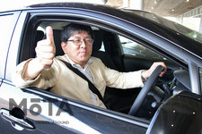 トヨタ 新型カローラに試乗する自動車評論家の渡辺 陽一郎さん