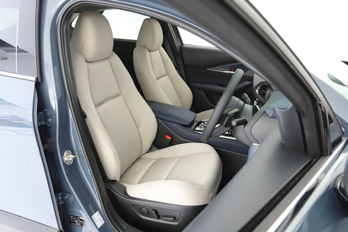 低い車高と相まってやや閉所感のあるマツダ CX-30の後席, 体全体を支えてくれるスポーティなシートが備わるマツダ CX-30の前席