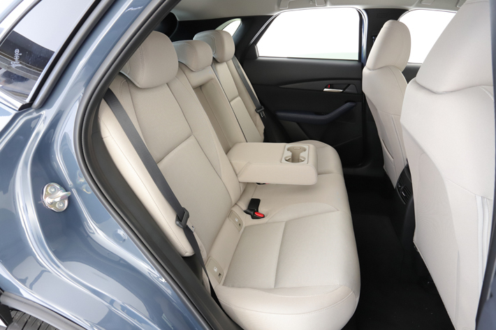 低い車高と相まってやや閉所感のあるマツダ CX-30の後席