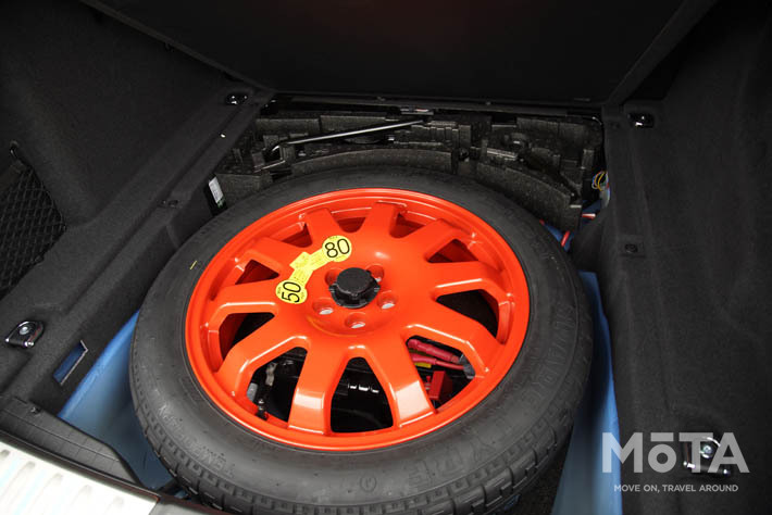 ジャガー F-PACE SVR（ウルトラブルー）