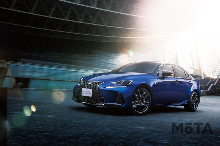 もっともコンパクトなセダンのISは、2LターボのIS300、2.5LハイブリッドのIS300h、3.5LエンジンIS350の大きく3モデルからなる