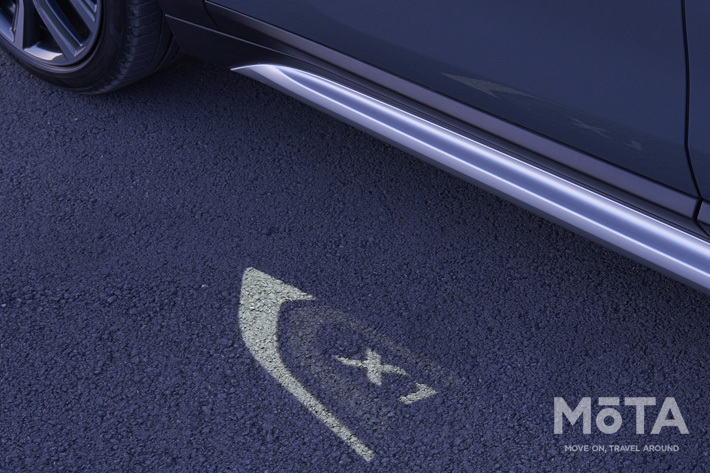 BMW 新型X1 乗降時に「X1」の文字が足元に浮かび上がるロゴプロジェクター